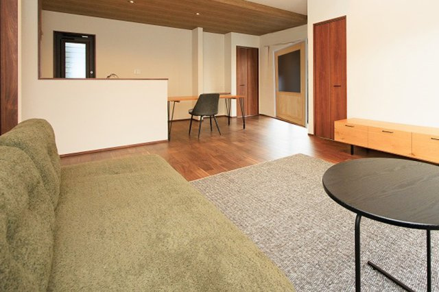 小倉南区横代北町2丁目【居間・リビング】2面採光で明るい20帖のLDKです。※施工例（家具はイメージです）