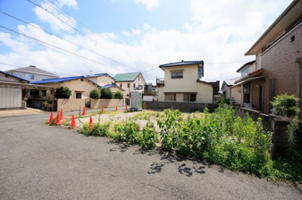 小倉南区横代北町2丁目【前面道路含む現地写真】駐車2台　交通量が少ないので車の出し入れが楽々です。　※撮影：8/21