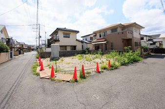 小倉南区横代北町2丁目【前面道路含む現地写真】北東側公道　接道10.4m　幅員4.6ｍ、南東側公道　接道9.5m、幅員4.6ｍ　※撮影：8/21