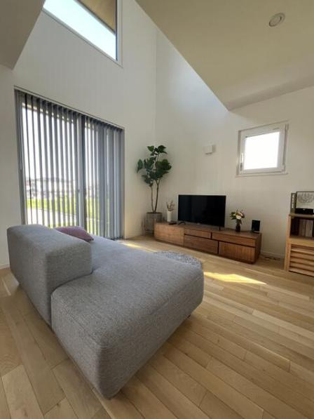 甲府市山宮町　中古戸建【居間・リビング】