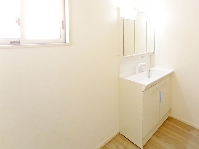 戸畑区丸町3丁目1期【独立洗面台】ミラー周りに沢山の工夫。機能性高い三面鏡の洗面台（施工例）
