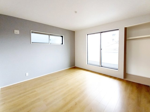 戸畑区丸町3丁目1期【洋室】2階7.2帖の洋室、WIC＆STORAGE完備。バルコニーに面した明るいお部屋です（施工例）
