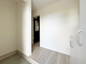 戸畑区丸町3丁目1期【玄関】玄関はシューズBOX付き、SICも完備なのでいつでも整理整頓できます（施工例）