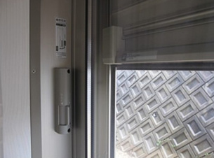 戸畑区丸町3丁目1期電動シャッター。降下中に障害物に当たると停止します（施工例）