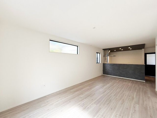 戸畑区丸町3丁目1期【居間・リビング】家族の会話が弾む対面式キッチンの間取りです。（施工例）
