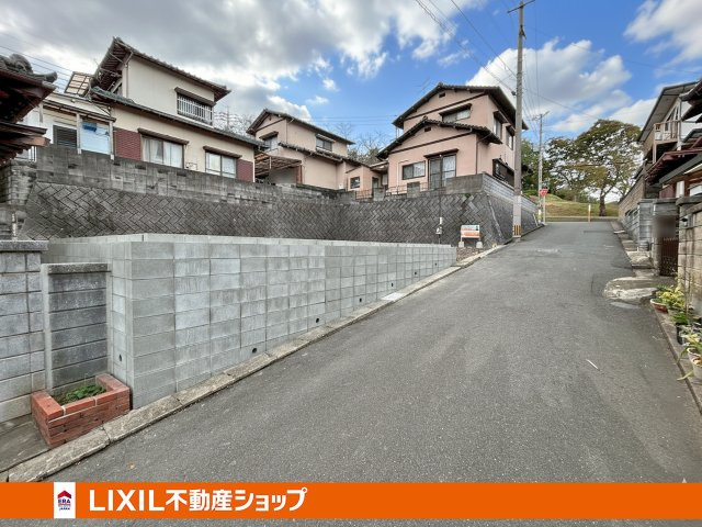 戸畑区丸町3丁目1期【前面道路含む現地写真】約4.6m幅の前面道路、駐車スペース4台分です。　※撮影：11/1