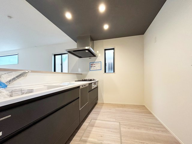 戸畑区丸町3丁目1期【キッチン】調理がはかどるワイドカウンター、浄水機付シャワー水栓（施工例）
