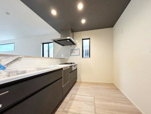 戸畑区丸町3丁目1期【キッチン】調理がはかどるワイドカウンター、浄水機付シャワー水栓（施工例）
