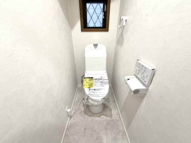 越谷市大字大房の中古一戸建【トイレ】快適で清潔な温水洗浄機能を標準で備えています。スペースも広くとっているので普段のお掃除もしやすいトイレスペースです。