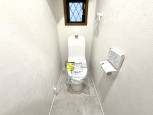 越谷市大字大房の中古一戸建【トイレ】快適で清潔な温水洗浄機能を標準で備えています。スペースも広くとっているので普段のお掃除もしやすいトイレスペースです。