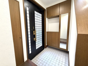 越谷市大字大房の中古一戸建【玄関】広々とした玄関にはシューズボックスを設け、いつも片付いた清潔な空間を保てます。