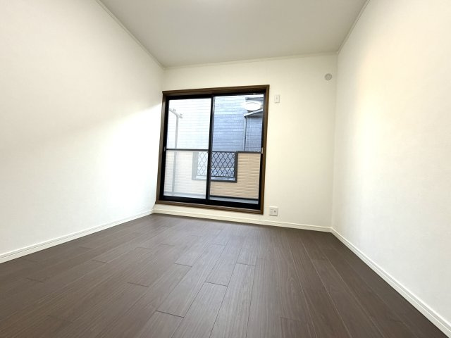 越谷市大字大房の中古一戸建【洋室】空間を豊かに表現して時間によってさまざまな光を映し出す窓は、流れる時間を豊かなものにしてくれます。
