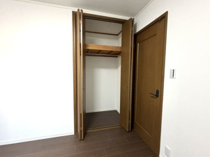 越谷市大字大房の中古一戸建【収納】各居室に収納ございます。