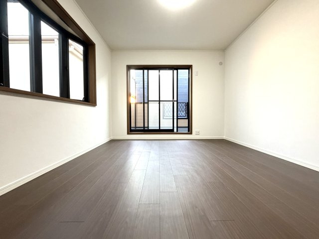 越谷市大字大房の中古一戸建【洋室】シンプルにデザインされた室内は家具やレイアウトでお好みの空間を創り上げられます。
