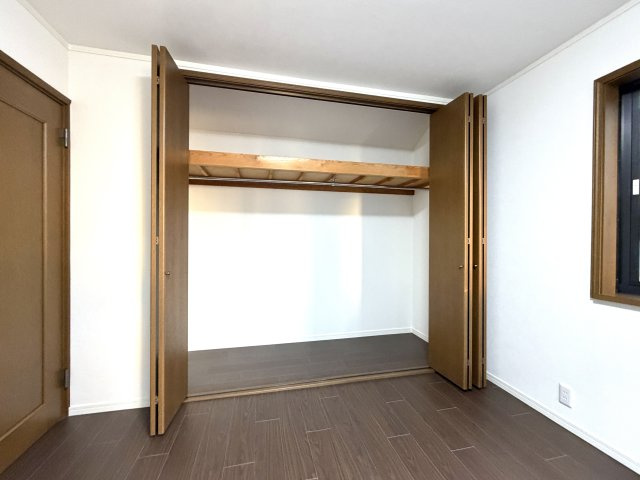 越谷市大字大房の中古一戸建【収納】奥行のある収納で便利ですね。