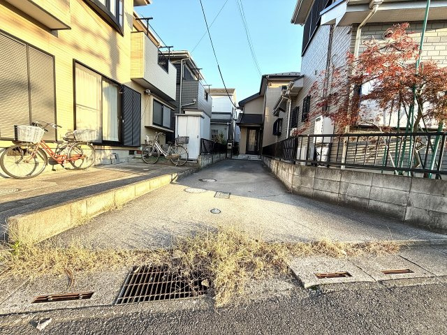 越谷市大字大房の中古一戸建【前面道路含む現地写真】カースペース１台可能です。