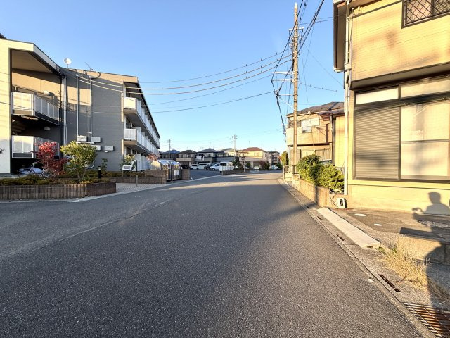 越谷市大字大房の中古一戸建【前面道路含む現地写真】前面道路含む外観写真になります。