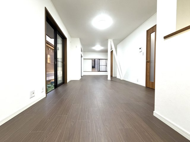 越谷市大字大房の中古一戸建【居間・リビング】明るく開放的な空間で一家団らんの楽しい時間をお過ごしいただけます。ゆったりとしたダイニングスペースは家具の配置をしやすい間取プランです。