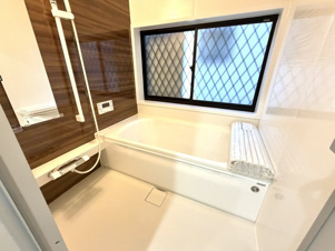 越谷市大字大房の中古一戸建【浴室】1日の疲れを癒す広々なバス。
家族との楽しい癒しの時間をお楽しみください♪