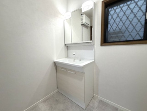 越谷市大字大房の中古一戸建【独立洗面台】洗面化粧台の鏡の後ろに収納スペースを設ける事により、散らかりやすい洗面スペースをスッキリ保てます。