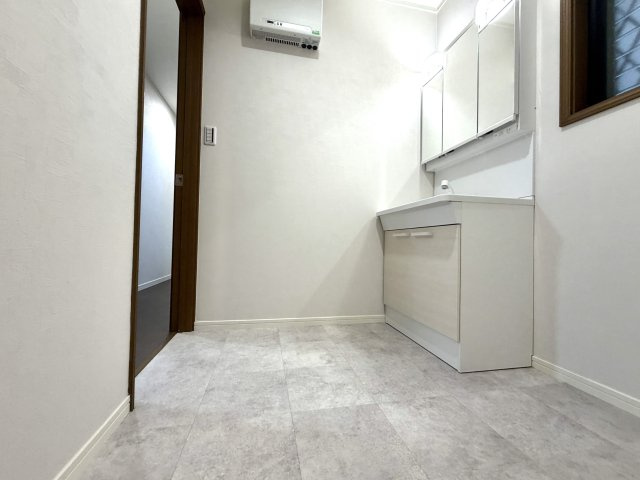 越谷市大字大房の中古一戸建脱衣スペースを含む空間はゆとりの広さを設けています。