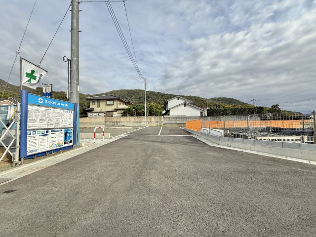 甲府市羽黒町4期　新築戸建【前面道路含む現地写真】