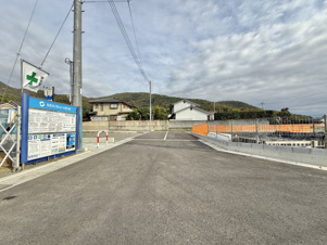 甲府市羽黒町4期　新築戸建【前面道路含む現地写真】