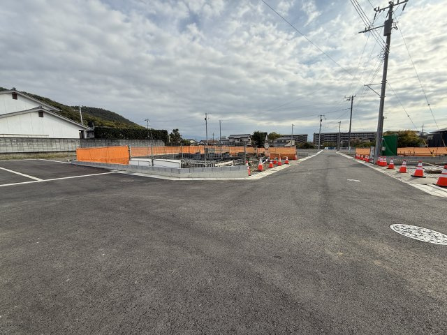 甲府市羽黒町4期　新築戸建【前面道路含む現地写真】