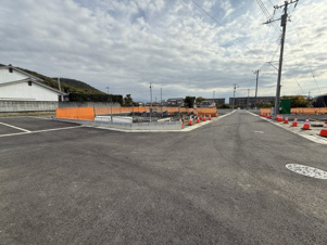 甲府市羽黒町4期　新築戸建【前面道路含む現地写真】