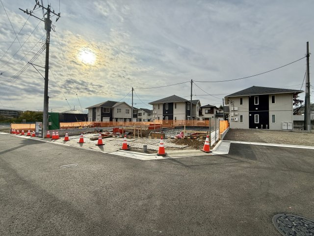 甲府市羽黒町4期　新築戸建【前面道路含む現地写真】