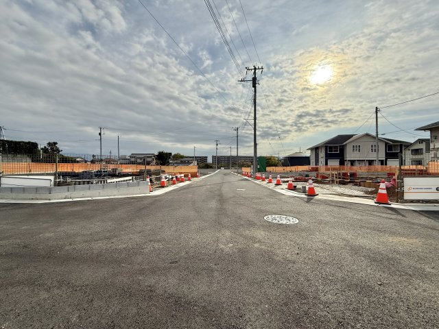 甲府市羽黒町4期　新築戸建【前面道路含む現地写真】