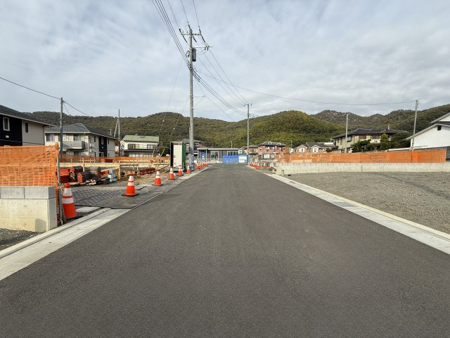甲府市羽黒町4期　新築戸建【前面道路含む現地写真】