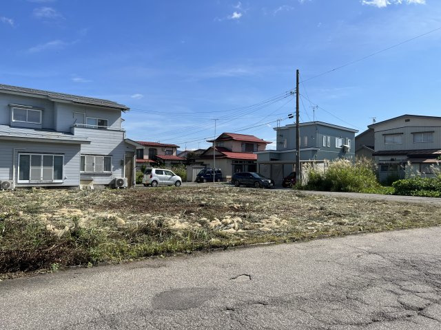横手市朝日が丘一丁目売地【前面道路含む現地写真】