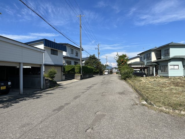 横手市朝日が丘一丁目売地【前面道路含む現地写真】