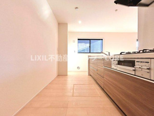 大和市南林間7丁目【キッチン】油や調味料はもちろんのこと、ビールや非常食なども収納できるほどの収納スペースを確保しています