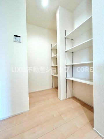 大和市南林間7丁目【キッチン】食品や日用品のストック等に大変便利な大容量のパントリーを完備しています。