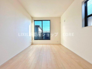 大和市南林間7丁目【洋室】元気が生まれるお部屋です。明るい気分で始まればなんだか一日いい事が続く気がします。