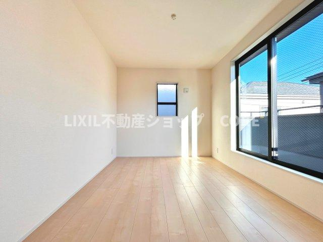 大和市南林間7丁目【子供部屋】光が沢山取り込める大きな窓。2面採光なので、日差しを長時間受ける事が出来る暖かいお部屋です。