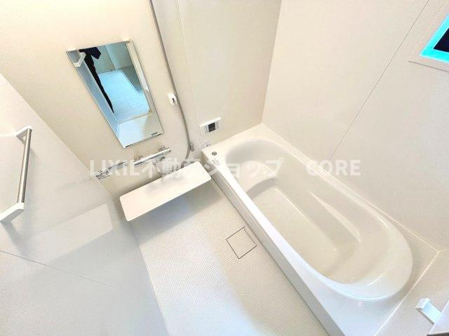 大和市南林間7丁目【浴室】大きなバスタブがくつろぎの空間を演出。浴室乾燥機能も付いておりますので、雨の日のお洗濯も安心です。