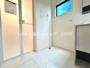 大和市南林間7丁目清潔感のある色で統一されたプライベート空間は、身だしなみチェックや肌のお手入れに最適です。