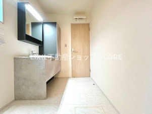 大和市南林間7丁目落ち着いた空間を演出するカラーと、ゆったり落ち着いてお使い頂ける広さが魅力のパウダールーム。