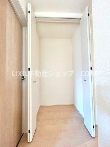 大和市南林間7丁目【収納】奥行きもあるので、収納ボックスをそのままクローゼットの中へ。部屋にものが出ずスッキリ。