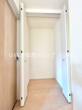 大和市南林間7丁目【収納】奥行きもあるので、収納ボックスをそのままクローゼットの中へ。部屋にものが出ずスッキリ。