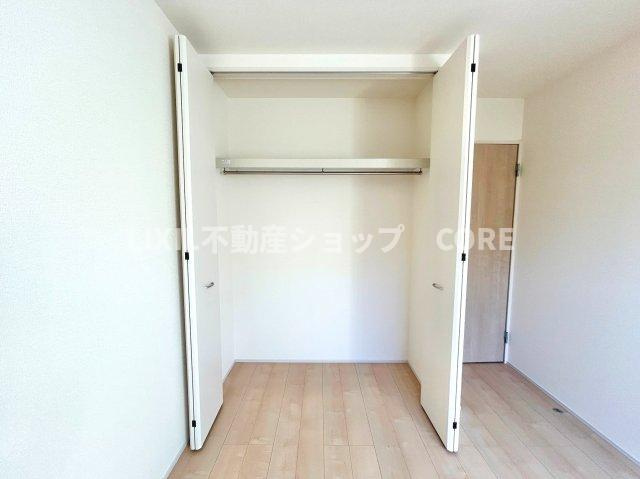 大和市南林間7丁目【収納】各居室にはたっぷり収納ができるクローゼットを完備。お部屋の空間を有効的に活用可能！