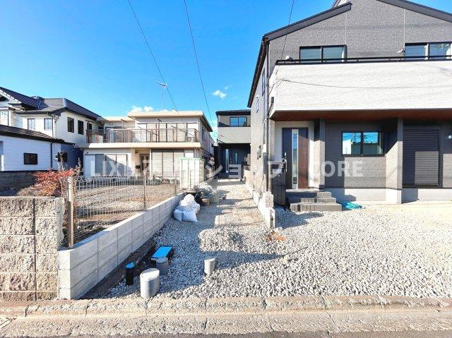 大和市南林間7丁目【駐車場】ゆったりとした駐車スペースを確保いたしましたので、大きめのお車でも駐車可能です。