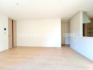 大和市南林間7丁目光溢れる安らぎの空間。キッチンとも一体感も演出しご家族との会話も弾みます。