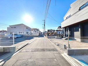 大和市南林間7丁目【前面道路含む現地写真】前面道路は閑静な住宅地をはしる車通りの少ない道路。お車の出し入れが苦手なママや小さなお子様にも安心。