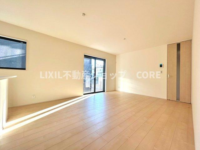 大和市南林間7丁目【居間・リビング】家族が集まるLDKは広さ16.75帖と家族団らんをするのにちょうど良いサイズです。