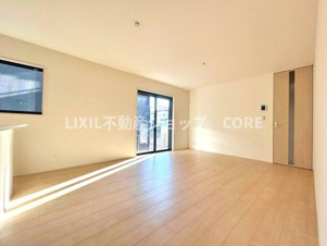 大和市南林間7丁目【居間・リビング】家族が集まるLDKは広さ16.75帖と家族団らんをするのにちょうど良いサイズです。