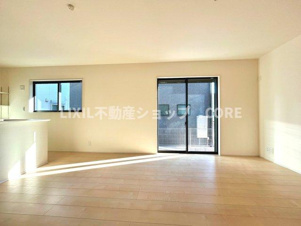 大和市南林間7丁目【居間・リビング】天気の良い日は是非窓を開けて風通しの良さもご体感下さい。明るいＬＤＫがご家族団欒の時を包みます。